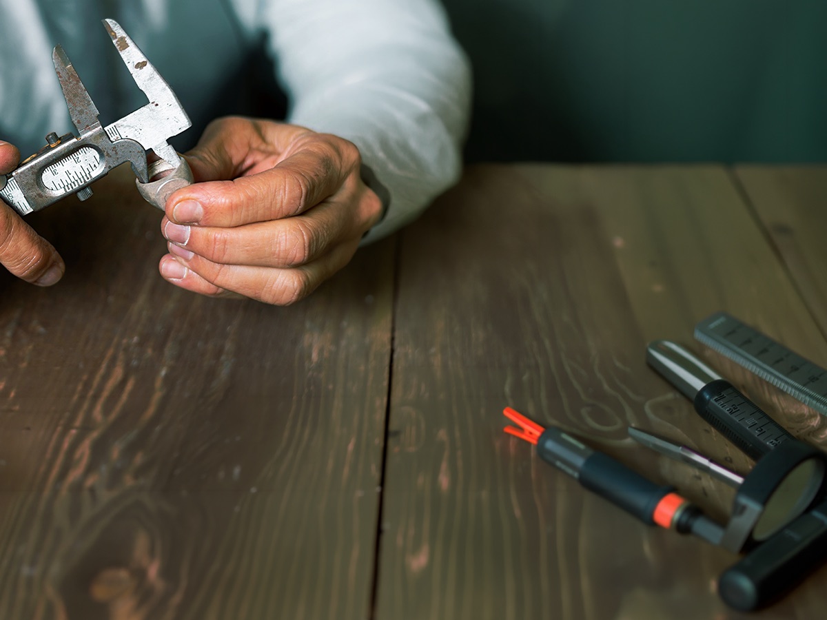 Manual caliper measurement during a workshop quality check