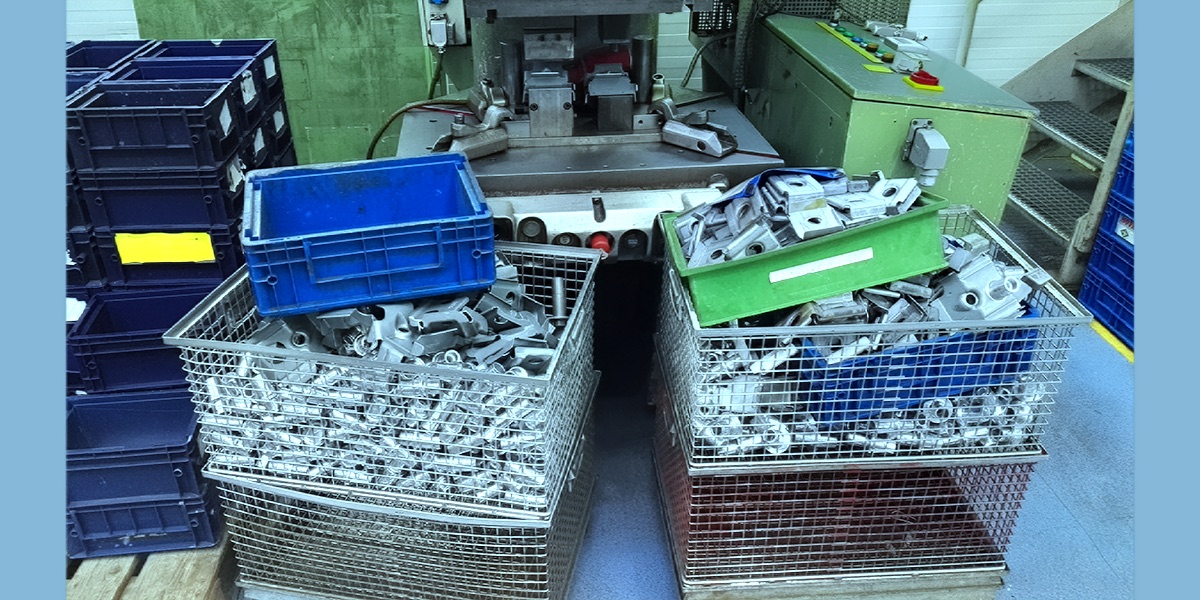 Mobile assembly workstation with organised parts bins for shop-floor kitting